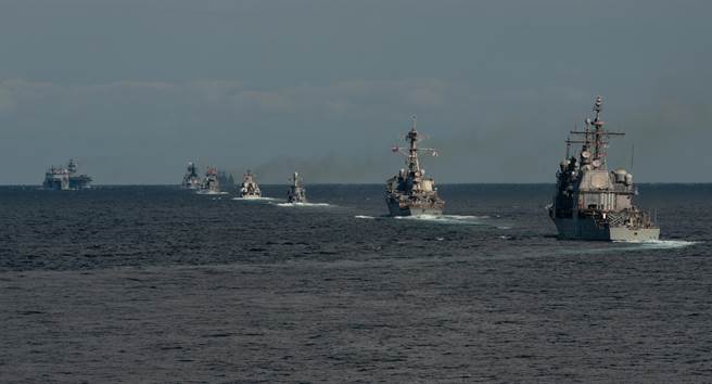 美国海军多年来一直在舰艇数量与舰载武器孰轻孰重上有不同的讨论，打击力量固然重要，但舰队规模在和平时期的威慑力量亦有很大作用。图为美国海军在朝鲜半岛进行演习。（图／美国海军）