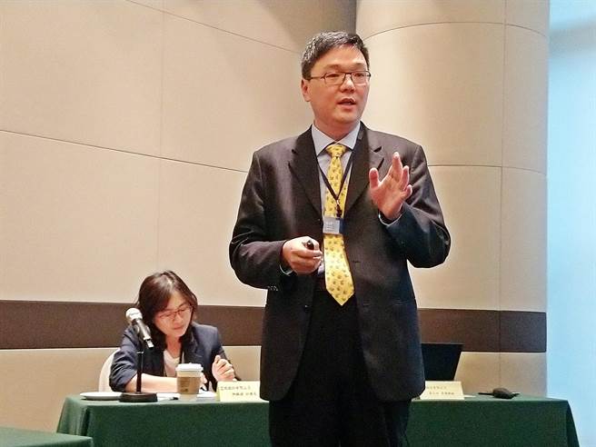 工業電腦廠艾訊發言人黃士青(右)、財務長許錦娟(左)。（林資傑攝）