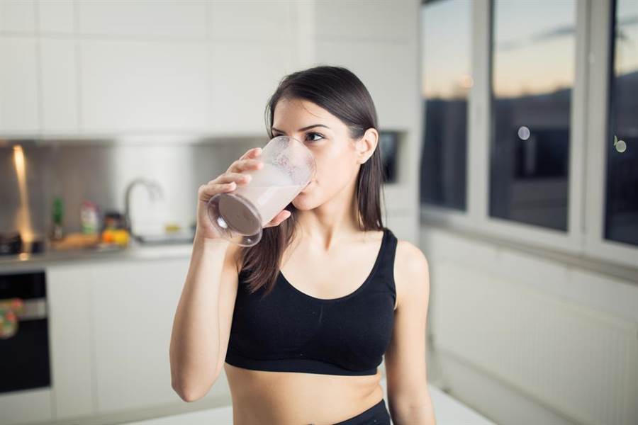 飯前喝牛奶有助於降血壓、抑制熱量吸收。(達志影像)