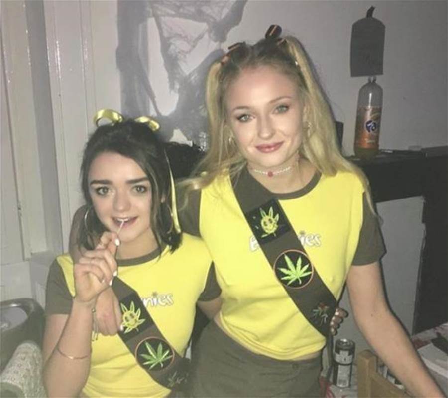 蘇菲﹒透納和梅西﹒威廉絲（左）在《冰與火之歌》飾演姐妹，戲外也結為好友。圖片來源：Sophie Turner's Instagram