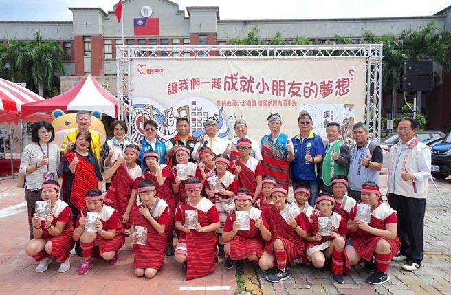 新竹縣縣長楊文科與永慶不動產、有巢氏房屋及台慶不動產竹苗區經管會、桃山國小合唱團共同合影。(圖/永慶房產集團提供)