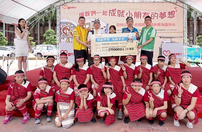 桃山國小校長蘇美娟感謝永慶不動產、有巢氏房屋及台慶不動產竹苗區經管會捐款、買專輯用『愛』相挺，特別致贈感謝狀予以肯定。(圖/永慶房產集團提供)