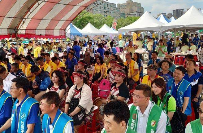 桃山國小合唱團齊聲演唱，優美的和聲讓現場的觀眾陶醉不已。(圖/永慶房產集團提供)