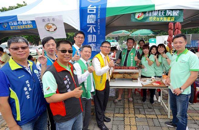 永慶房產集團加盟事業處總經理莊志成與永慶不動產、有巢氏房屋及台慶不動產竹苗區門市同仁參與園遊會，一起同樂。(圖/永慶房產集團提供)