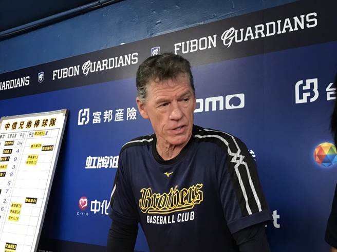 中信兄弟不与伯纳续约后，正式结束外籍总教练的「美式」球风。（邓心瑜摄）