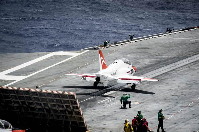 美国海军与陆战队所使用的T-45教练机，用以训练舰载战机飞行员进行航母甲板起降。（图／美国海军）