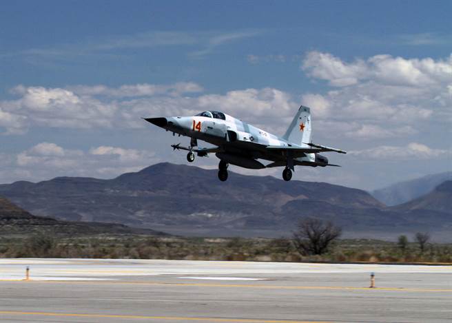 美海军与陆战队使用的F-5战机，演习时做为模拟敌机使用。中华民国空军亦曾使用相当长一段时间。图为美国海军至今仍在使用的F-5战机。（图／美国海军）