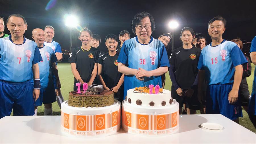 中華足協理事長邱義仁70歲生日，飛馳足球隊與台北國際女足隊在迎風足球場替他慶生。（李弘斌攝）