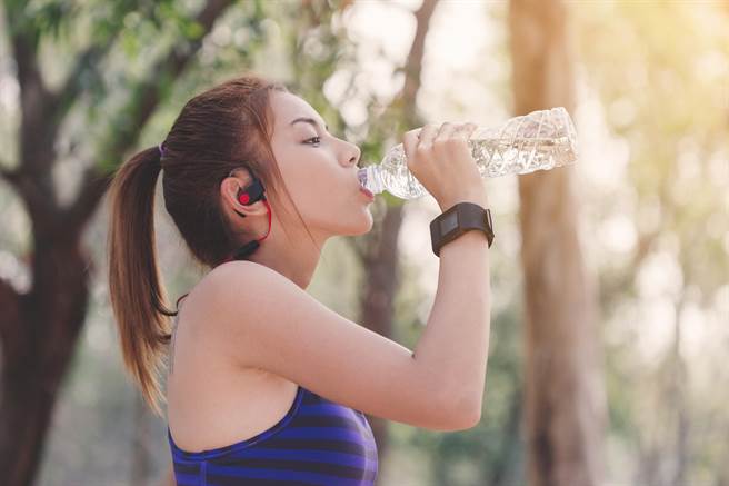 嘴對瓶口喝生多少細菌？實驗驚人(示意圖/達志影像)