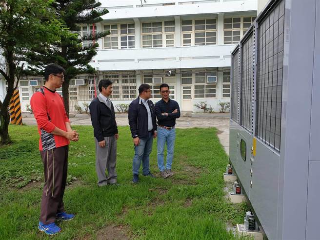 台中市議員施志昌爭取加裝空調設備，解決「有晴館」悶熱問題。（王文吉攝）