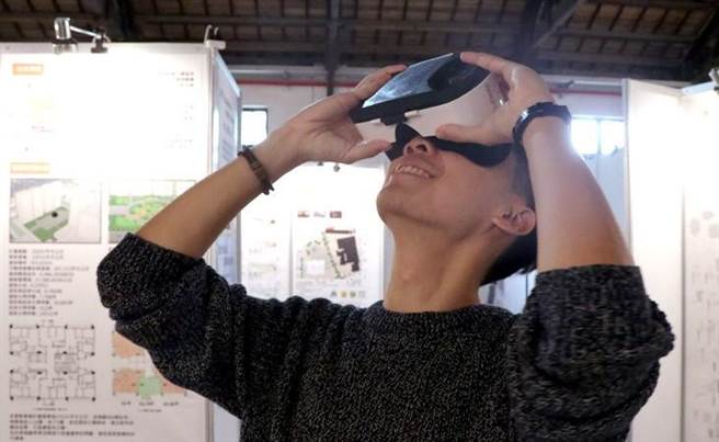环境设计学院同学结合永庆房屋VR科技，戴上VR眼镜就能360度环看都市景观设计。（图/永庆房屋提供）