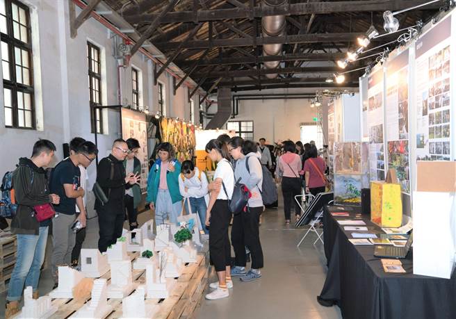 文化大学环设学院毕业展，联合展出景观学系、建筑及都市设计系、都市计划与开发管理学系三系成果作品，吸引校内外人士入场参观。（图/永庆房屋提供）