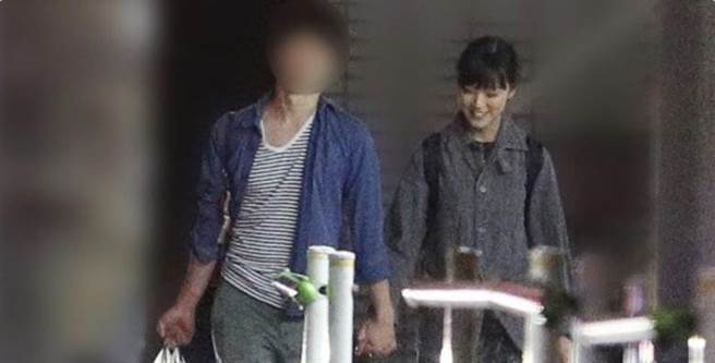 竹內由惠去年被拍到與醫生男友約會，戀情曝光。(取自日網)