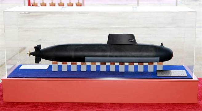 在我国海军「潜舰国造」专用厂房动土典礼上首次对外公开国造潜舰IDS主要构型的模型舰，技术细节也首次曝光。（图／中华民国海军提供）