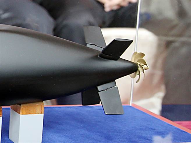 国造潜舰雪茄形舰身加围壳舵与舰尾X型舵布局，被陆媒认为是瑞典哥特兰级的主要特徵。（图／中华民国海军）