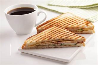 別再三明治配咖啡！營養師：鈣磷失衡的危險早餐