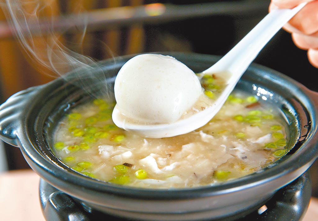 一碗「宋嫂魚圓羹」，可同時吃到宋嫂魚羹和杭州魚圓兩道傳統名菜。（粘耿豪攝）