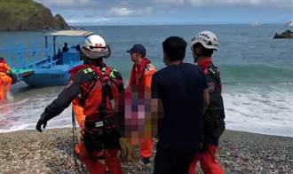 疑觀海景太入迷 婦人摔落30公尺懸崖海巡消防救援