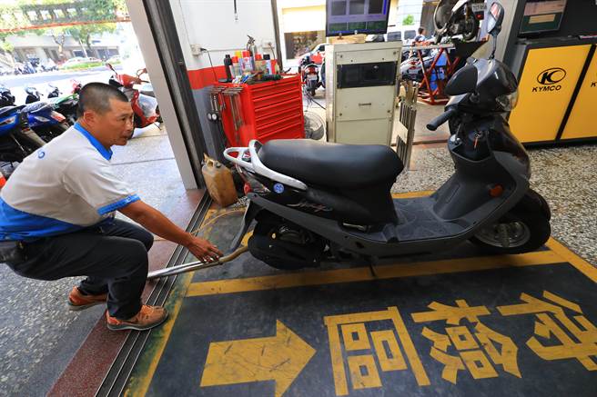一名网友到车行要进行排气检验，结果被店员提醒才发现忘记带机车。（示意图／资料照，记者卢金足摄）