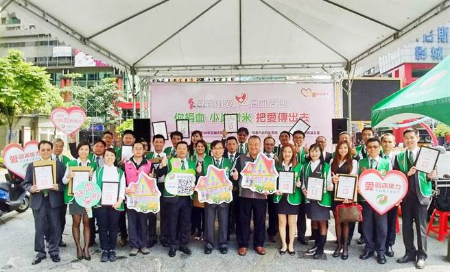 桃园市社会局为感谢有巢氏房屋，由刘思远副局长颁发感谢状(图/有巢氏房屋提供)