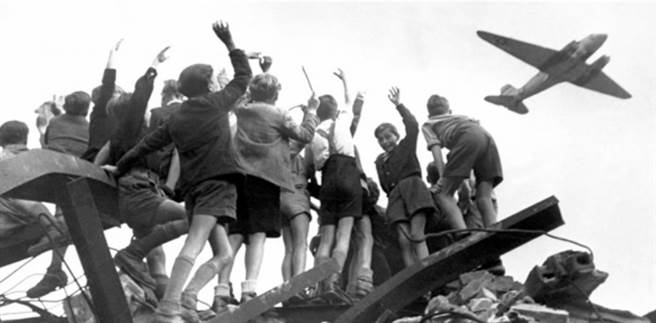 柏林孩子期待空運帶來衣服、鞋子與生日蛋糕，西方如此強大的後勤，逼迫蘇聯放棄封鎖。(圖/美國國會圖書館)