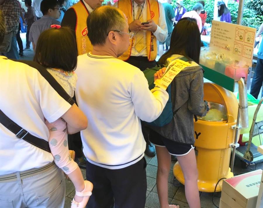 永慶房屋光復店活動中特別提供棉花糖DIY，吸引許多民眾體驗樂趣。（圖/永慶房屋提供）