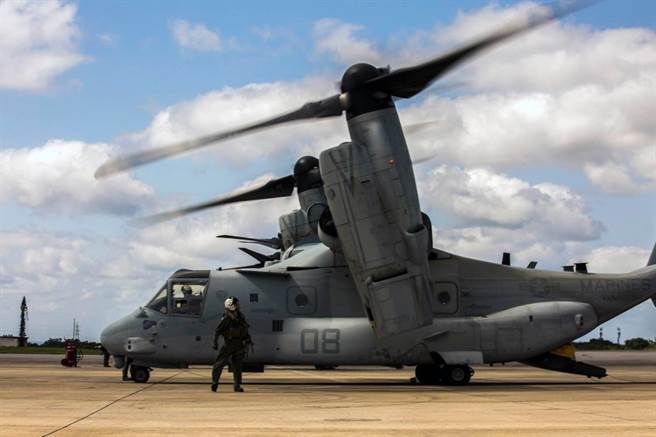 准备由日本冲绳起飞的美陆战队鱼鹰倾转旋翼机，每架鱼鹰机除3名机组人员之外，还能搭载24名陆战队员。（图／美海军陆战队）
