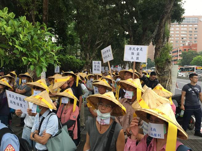 台灣山地鄉平地住民權利促進會今（14）日號召上千名在全台各鄉鎮原鄉耕種的漢人農民到行政院陳情抗議。（游昇俯攝）