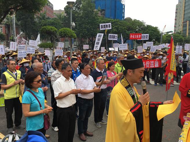 平權會在行政院前設壇祈福，祈求上天主持公道。（游昇俯攝）