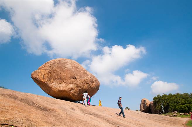 最危险巨石！立在山顶上百年不倒(示意图/达志影像)