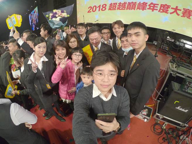 永庆房屋经纪人王怡婷参加公司尾牙和全店同事合影。(图/永庆房屋 提供)