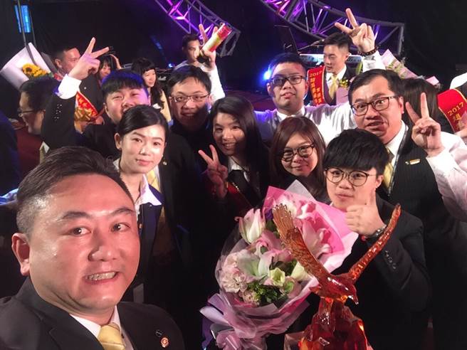 王怡婷与同事感情相当好，工作上相互支援，休假也会一同相约出游。(图/永庆房屋 提供)