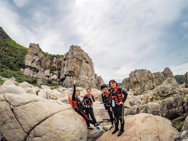 热爱自由潜水的王怡婷，带全家人去北海岸浮潜，体验海中世界。(图/永庆房屋 提供)