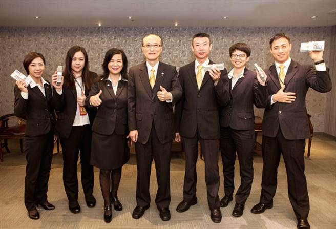 赖东邦(右三)年年领取幸福成家奖金。(图/永庆房屋提供)