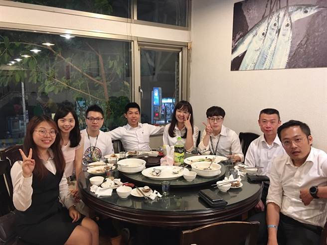 赖东邦(右二)每个月都和店里伙伴一起聚餐，品味美食。(图/永庆房屋提供)