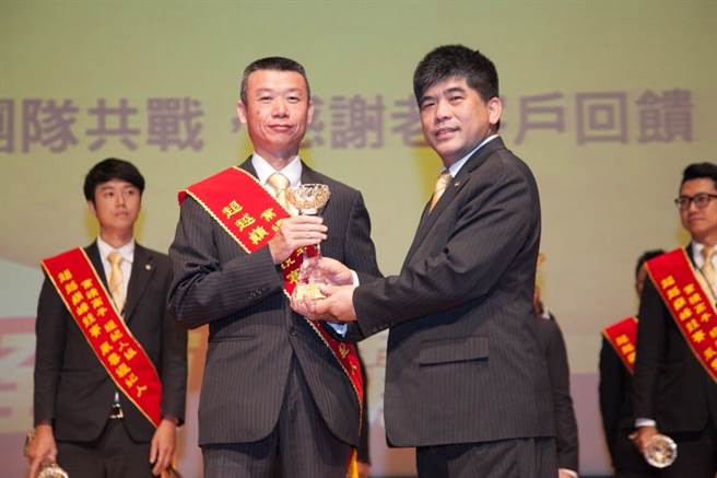 赖东邦(左二)上台领取年度风云经纪人奖项。(图/永庆房屋提供)