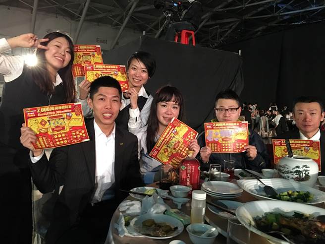 尾牙店头一起刮刮乐，赖东邦(右一)和大家同乐。(图/永庆房屋提供)