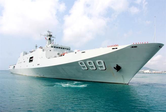 中共海军071井岗山号大型船坞登陆舰，排水量2万吨。多次载运部队到南海岛礁进行演习与训练任务。（图／新华社）