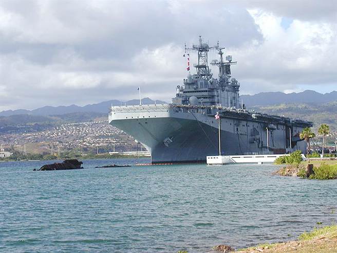 中共海军075两栖攻击舰据说相当于图中美国塔拉瓦号两栖攻击舰。（图／美国海军）