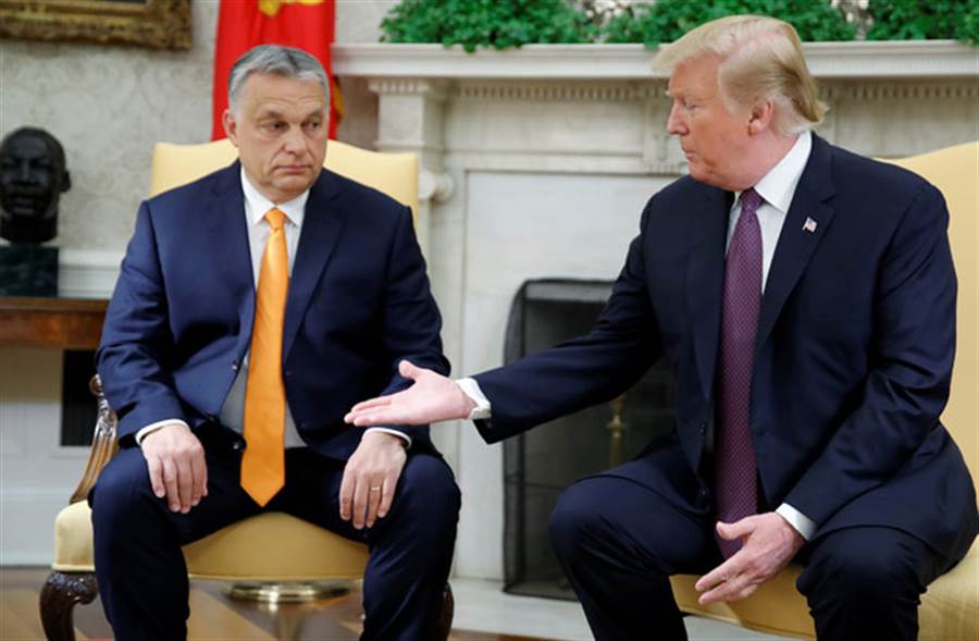川普今天在白宮接見匈牙利總理奧班（Viktor Orban）時，對美中貿易戰問題表示，將利用6月底在日本舉行的20國集團（G20）會議，與習近平會談。(圖/路透)