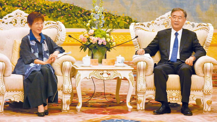 大陸全國政協主席汪洋（右）13日下午在北京人民大會堂新疆廳，會見前國民黨主席洪秀柱（左）。（陳柏廷攝）