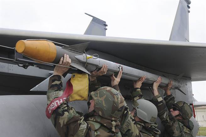 美空军后勤人员正在为战机挂载洛马公司生产的AIM-9X空对空导弹，此型导弹在台湾的F-16战机上也安装了第二批次版本。（图／美国空军）