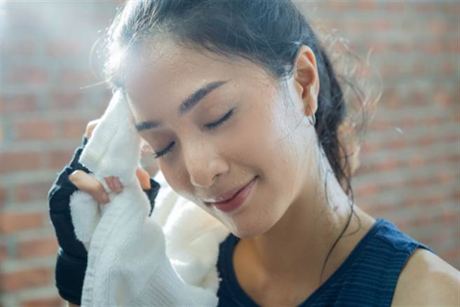 正妹流汗香的？ 她实测吓歪所有人(示意图/达志影像)