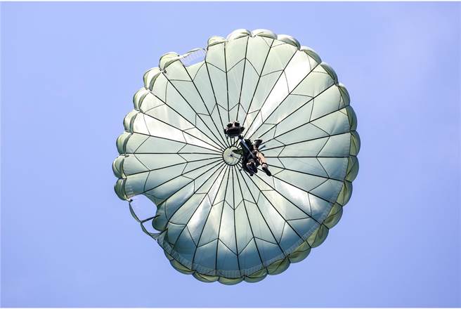 我国特战伞兵目前使用的是自制T-10B形圆形伞，图为全副武装伞兵自C-130运输机上投入战场。〈国防部提供〉