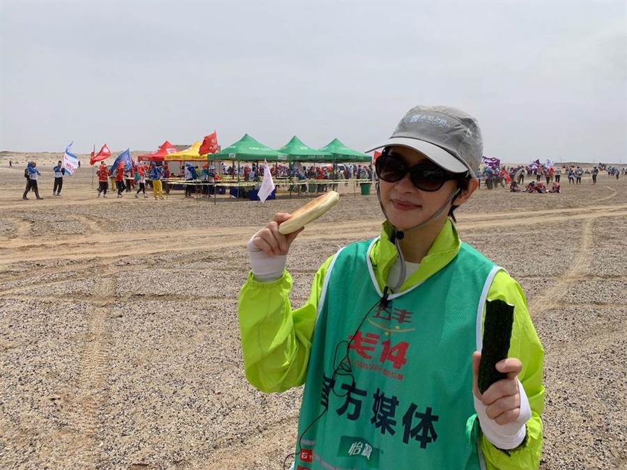 盧秀芳沙漠採訪日日啃黃瓜、吃大餅。（圖片供給：中天）