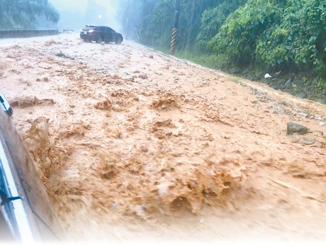 豪雨不斷，南投縣埔里鎮小埔社往大坪頂的路段出現土石流，交通一度中斷。（李吉田提供）