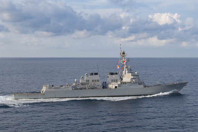 美国海军阿利伯克级（Arleigh Burke-class）飞弹驱逐舰「普雷贝尔」号穿越印度洋的资料照。（美国海军）