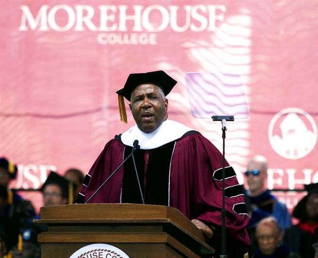 美国亿万富豪史密斯19日在乔治亚州亚特兰大莫豪斯学院毕业演说中表示，将为400位毕业生付清约新台币12.5亿元的学贷，现场学生激动欢呼。（图／美联社）