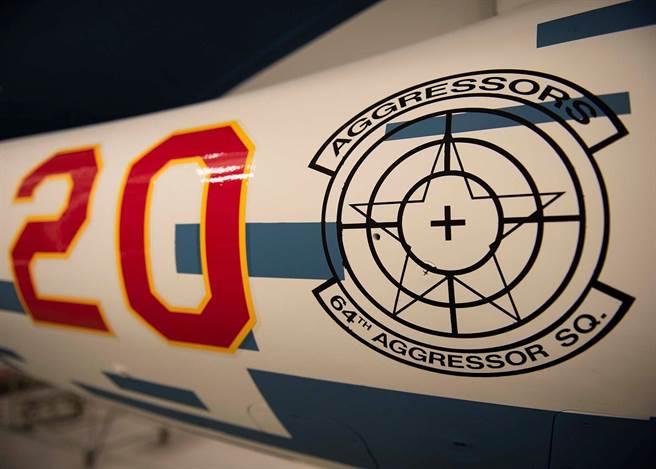 在F-16进行假想敌涂装后，仍然漆上美空军57联队64侵略者中队的队徽。（图／美空军57联队指挥官脸书）