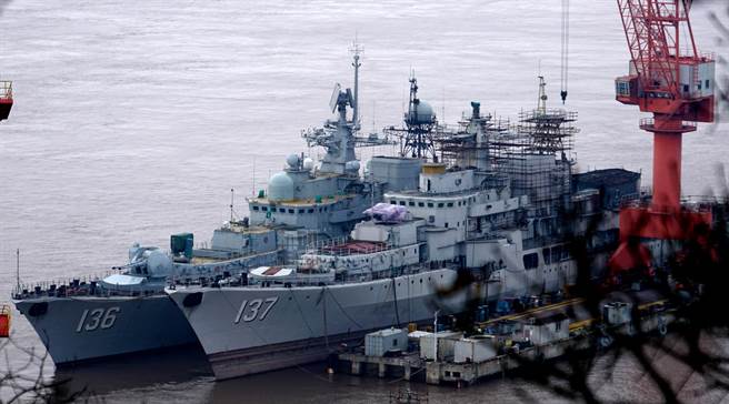 大陆从俄罗斯购入的4艘现代级导弹驱逐舰已陆续改造升级完成，图中为136杭州舰与137福州舰。（图／微博＠_老年_)